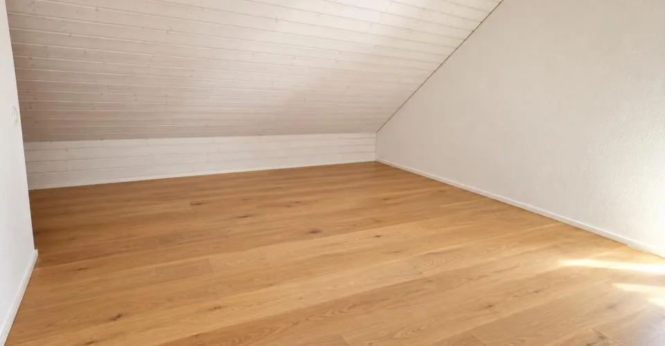 Lumineux 3.5 pièces avec grand balcon et trois places de parc – Foto 8 von 9