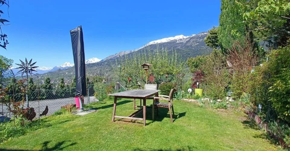 RARE! Maison de 4.5 pièces avec cachet, vue et jardin au centre d'Icogne, village paisible entre Sion et Crans-Montana – Foto 3 von 14