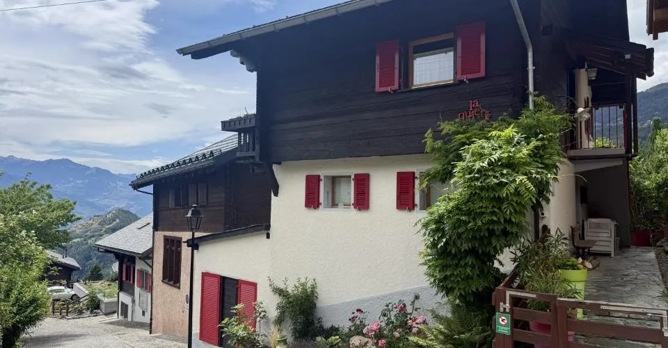 RARE! Maison de 4.5 pièces avec cachet, vue et jardin au centre d'Icogne, village paisible entre Sion et Crans-Montana – Foto 1 von 14