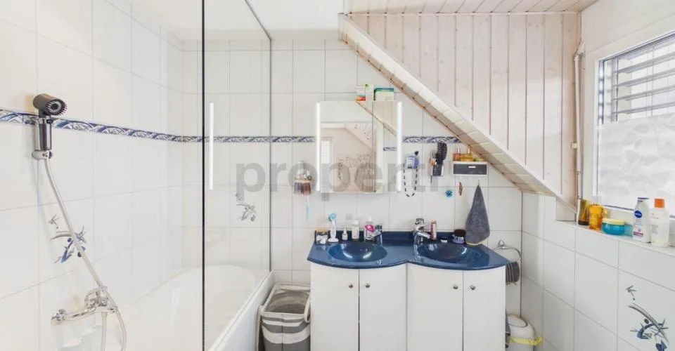 Duplex, Schöne Helligkeit, Privater Sonniger Balkon, Fußbodenheizung, Rollstuhlzugang mit Aufzug & Schulen in 90m! – Foto 10 von 24