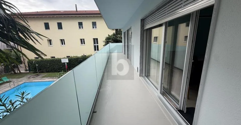 IN ZONA CENTRALE ,AMPIO BALCONE E PISCINA – photo 3 sur 6