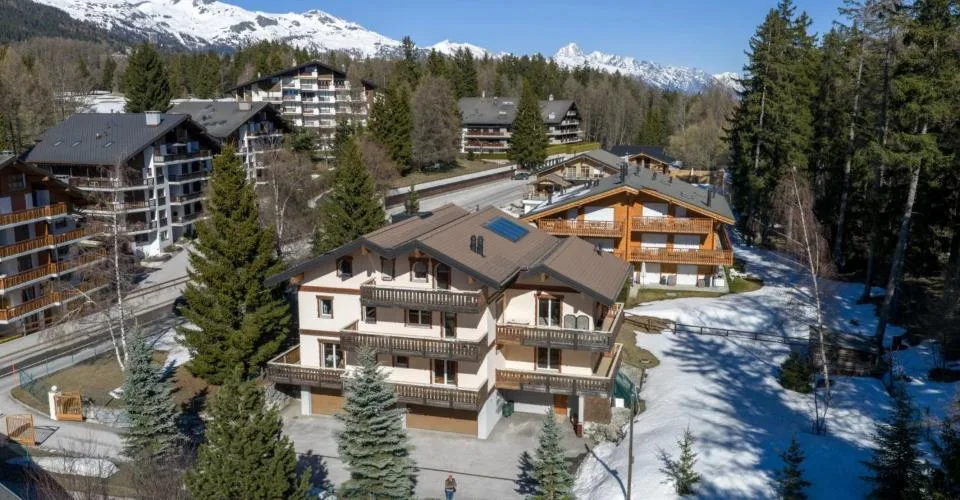 Bâtiment de trois logements sur le Golf de Crans-Montana – photo 2 of 13