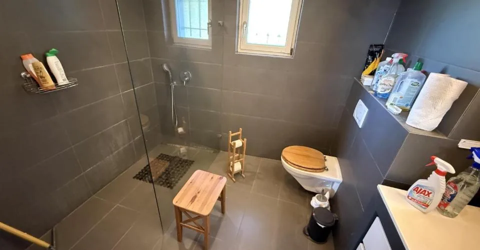 La Coudre : 5.5 pièces rénové avec grande terrasse et vue dégagée – photo 6 sur 10