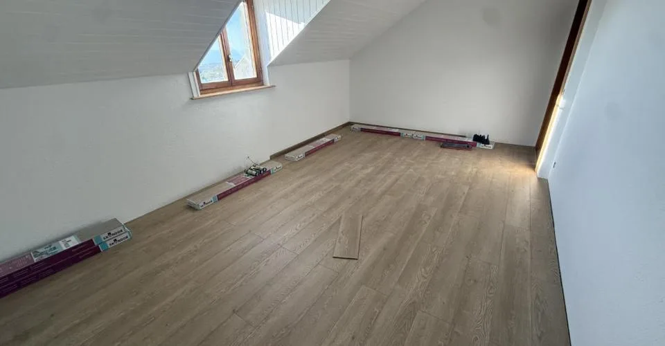 La Coudre : 5.5 pièces rénové avec grande terrasse et vue dégagée – photo 4 sur 10