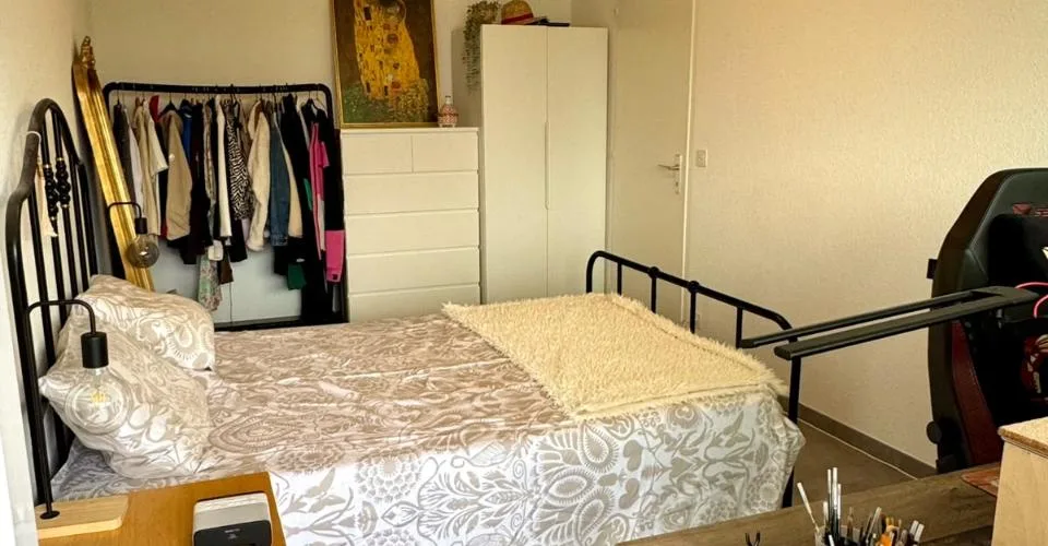 Charmant 2.5 pièces rénové avec deux grands balcons – Foto 2 von 5
