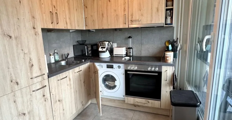 Charmant 2.5 pièces rénové avec deux grands balcons – Foto 3 von 5