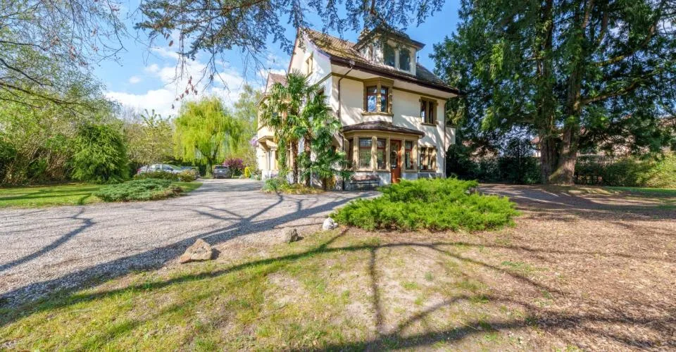 Prächtiges Herrenhaus mit außergewöhnlichem Garten – Foto 17 von 26