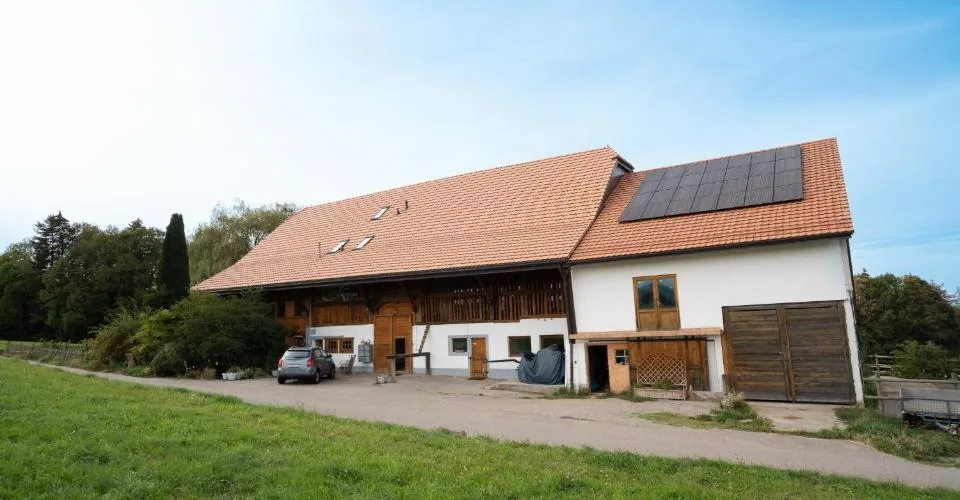 DOMAINE ÉQUESTRE AVEC 6 LOGEMENTS ET UN TERRAIN DE 10'474 M² – Foto 2 von 13