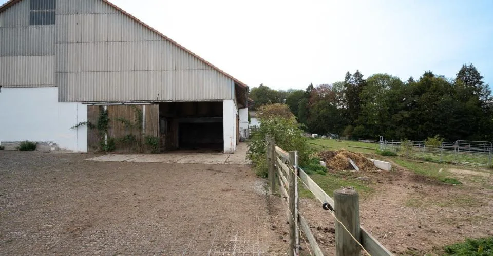 DOMAINE ÉQUESTRE AVEC 6 LOGEMENTS ET UN TERRAIN DE 10'474 M² – Foto 4 von 13