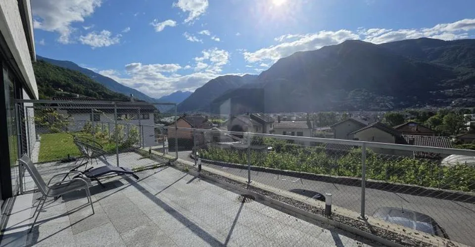 MODERNO, ACCOGLIENTE E LUMINOSO – Foto 2 von 3