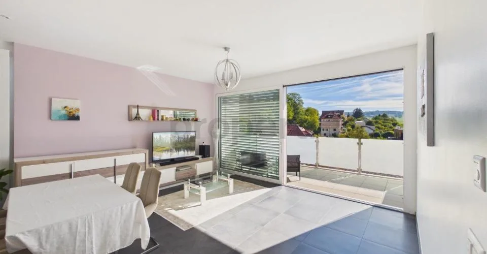 Weitblick auf das Schloss und die Préalpes, Attika mit 3 m Deckenhöhe, Balkon 12 m² & Parkplatz inklusive! – Foto 10 von 18