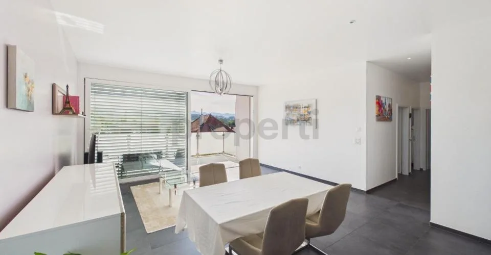 Weitblick auf das Schloss und die Préalpes, Attika mit 3 m Deckenhöhe, Balkon 12 m² & Parkplatz inklusive! – Foto 11 von 18