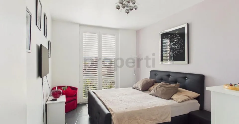 Weitblick auf das Schloss und die Préalpes, Attika mit 3 m Deckenhöhe, Balkon 12 m² & Parkplatz inklusive! – Foto 14 von 18