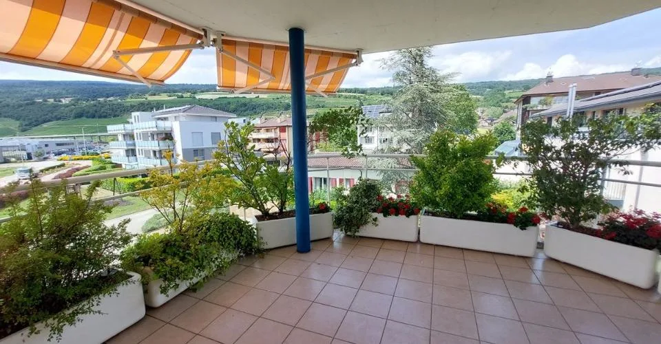 Appartement de 160 m², bénéficiant d'une généreuse terrasse de 28 m², d'un garage-box ainsi que d'une place de parc extérieure. – foto 2 di 12