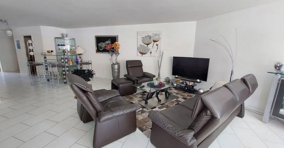 Appartement de 160 m², bénéficiant d'une généreuse terrasse de 28 m², d'un garage-box ainsi que d'une place de parc extérieure. – foto 3 di 12