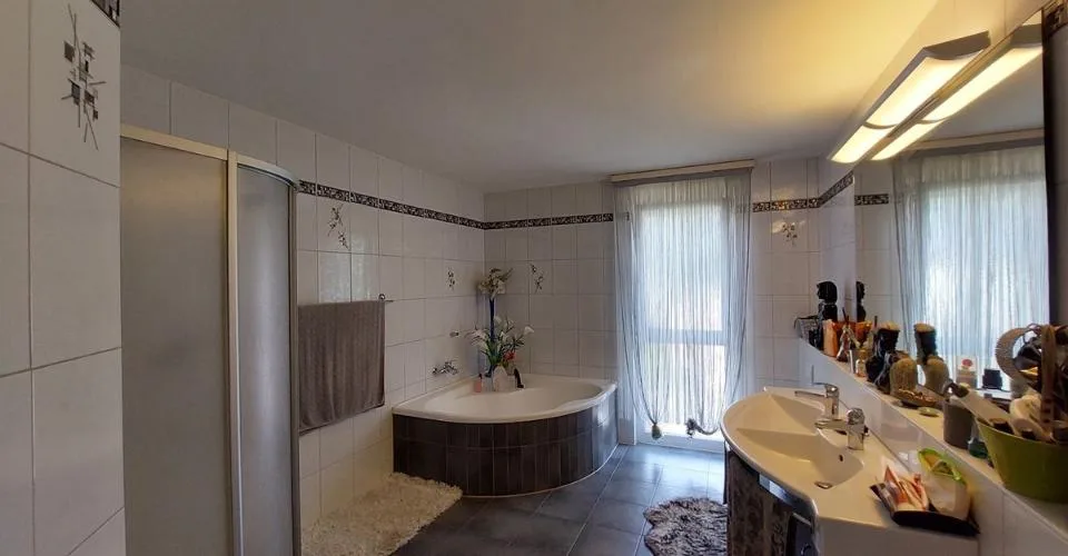 Appartement de 160 m², bénéficiant d'une généreuse terrasse de 28 m², d'un garage-box ainsi que d'une place de parc extérieure. – foto 10 di 12