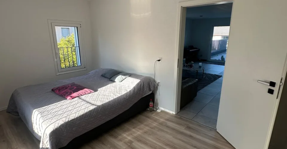 Spacieux duplex d’env. 180 m² avec terrasse et deux places de parc à Corminboeuf – Foto 2 von 15