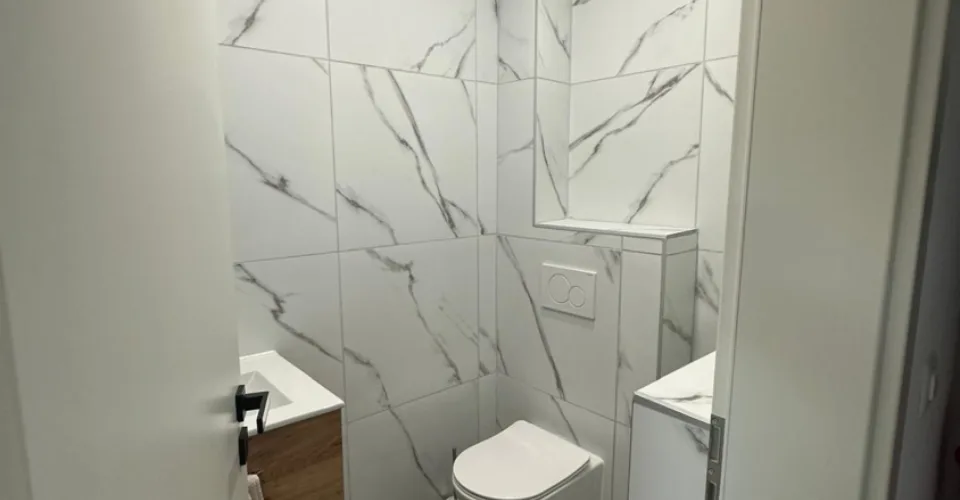 Spacieux duplex d’env. 180 m² avec terrasse et deux places de parc à Corminboeuf – Foto 9 von 15