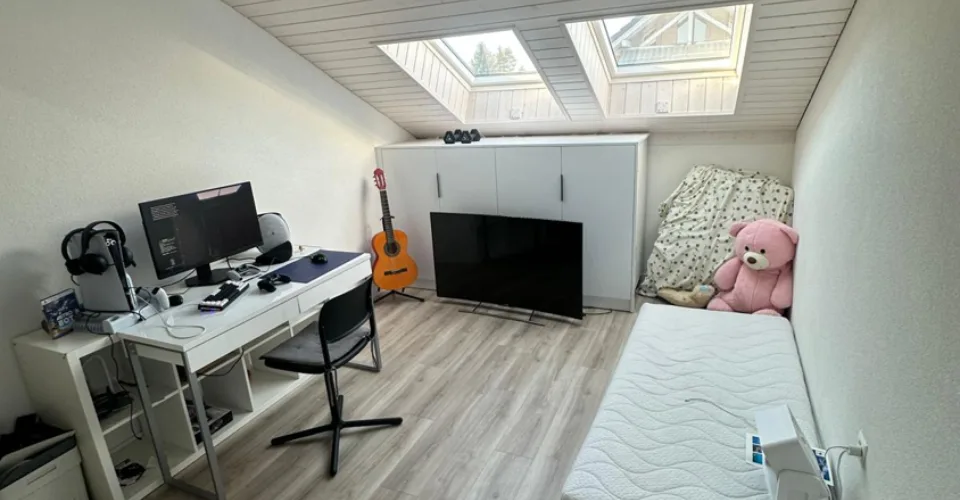 Spacieux duplex d’env. 180 m² avec terrasse et deux places de parc à Corminboeuf – Foto 13 von 15