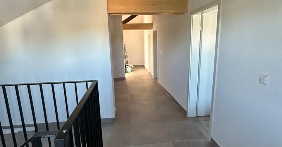 Spacieux duplex d’env. 180 m² avec terrasse et deux places de parc à Corminboeuf – Foto 10 von 15