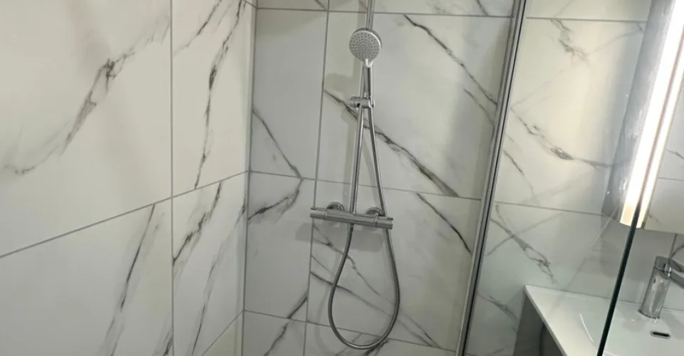 Spacieux duplex d’env. 180 m² avec terrasse et deux places de parc à Corminboeuf – Foto 4 von 15