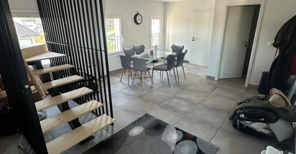 Spacieux duplex d’env. 180 m² avec terrasse et deux places de parc à Corminboeuf – Foto 5 von 15