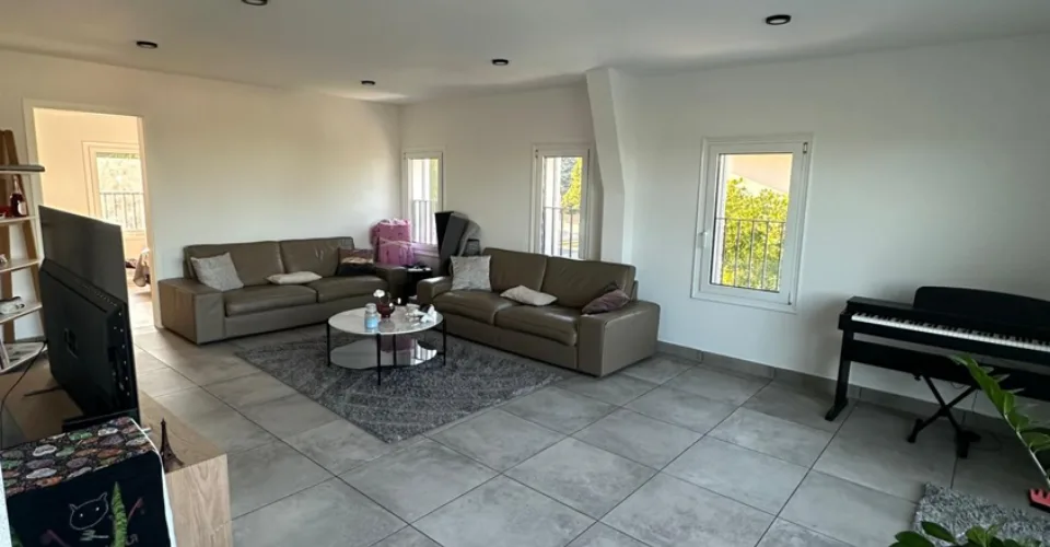 Spacieux duplex d’env. 180 m² avec terrasse et deux places de parc à Corminboeuf – Foto 8 von 15