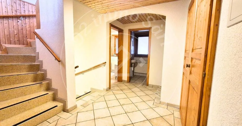 Charmant 2,5 pièces en duplex avec balcon et cheminée – Vauderens – foto 3 di 7