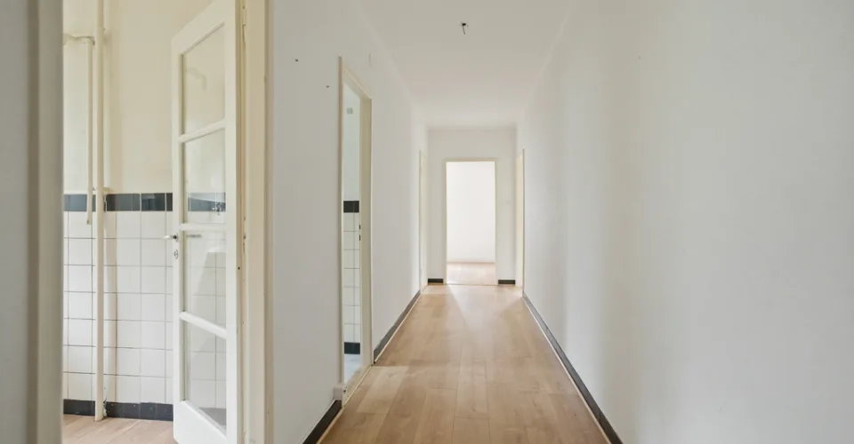 Situé dans un cadre calme et verdoyant, cet appartement lumineux – Foto 2 von 8