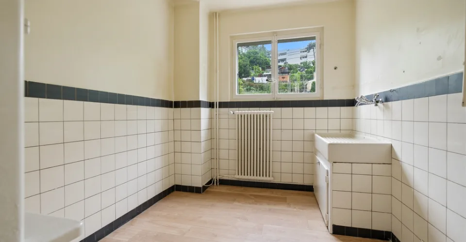Situé dans un cadre calme et verdoyant, cet appartement lumineux – Foto 3 von 8