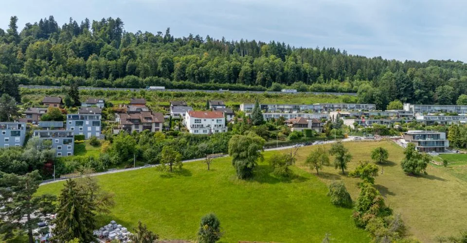 Bauland mit Blick über den Zürichsee und in die Alpen – photo 2 sur 5