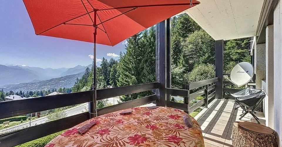 Con una vista mozzafiato sulla pianura e sulle montagne – foto 11 di 12
