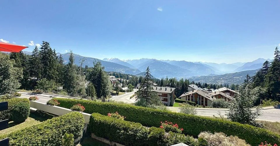 Con una vista mozzafiato sulla pianura e sulle montagne – foto 2 di 12
