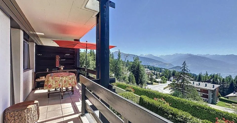 Con una vista mozzafiato sulla pianura e sulle montagne – foto 10 di 12