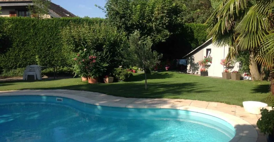 Charmanter Doppelhaushälfte mit 5.5 Zimmern und Swimmingpool – Foto 2 von 4