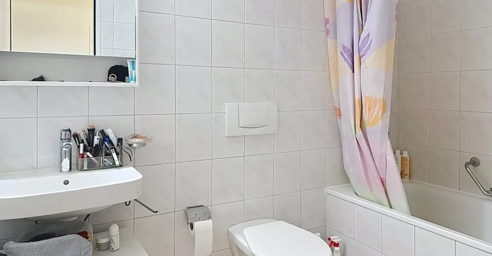 Charmant 2.5 pièces avec balcon à Fribourg – Foto 3 von 8
