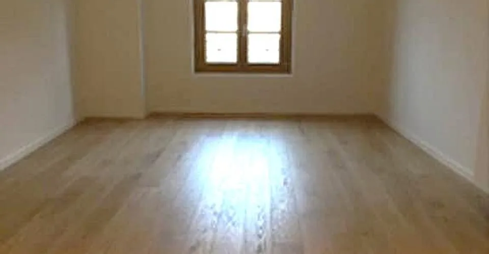 CHARMANT APPARTEMENT 3.5 PIÈCES EN TRIPLEX AVEC JARDIN PRIVATIF – Foto 4 von 9
