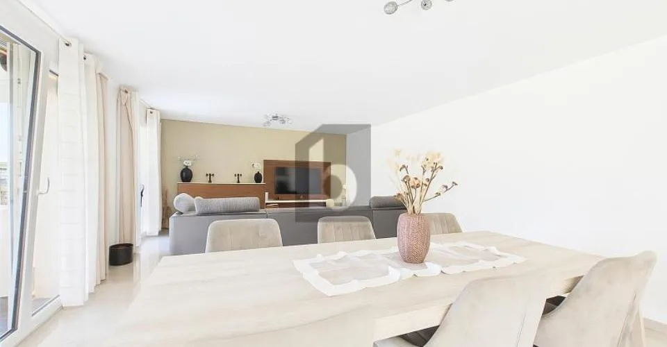 SUPERBE EXTÉRIEUR ET ESPACES DE VIE SPACIEUX – Foto 2 von 6
