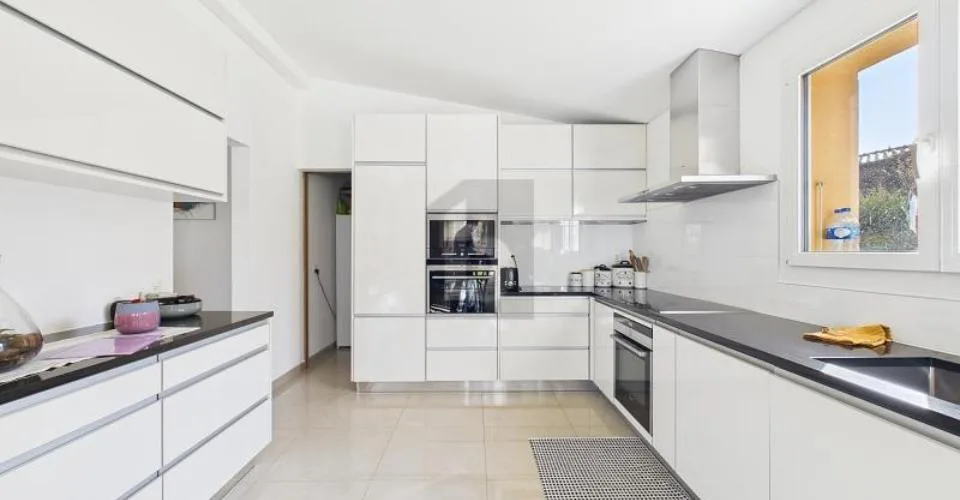 SUPERBE EXTÉRIEUR ET ESPACES DE VIE SPACIEUX – Foto 4 von 6