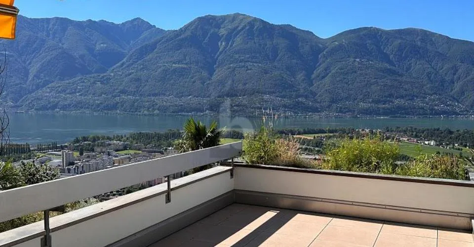 TRANQUILLO CON PISCINA E SPLENDIDA VISTA LAGO – foto 2 di 4