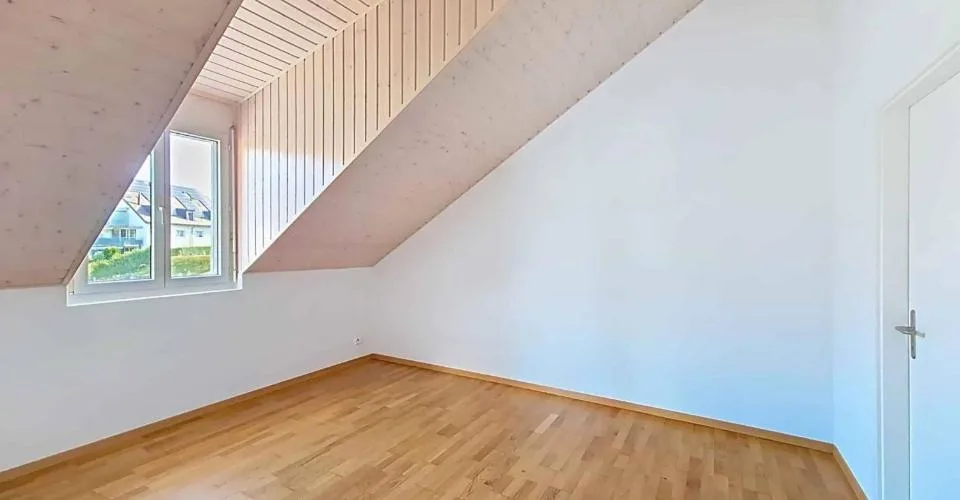 4,5 Zimmer hell mit großer Terrasse – Foto 3 von 13