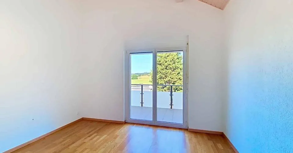 4,5 Zimmer hell mit großer Terrasse – Foto 5 von 13