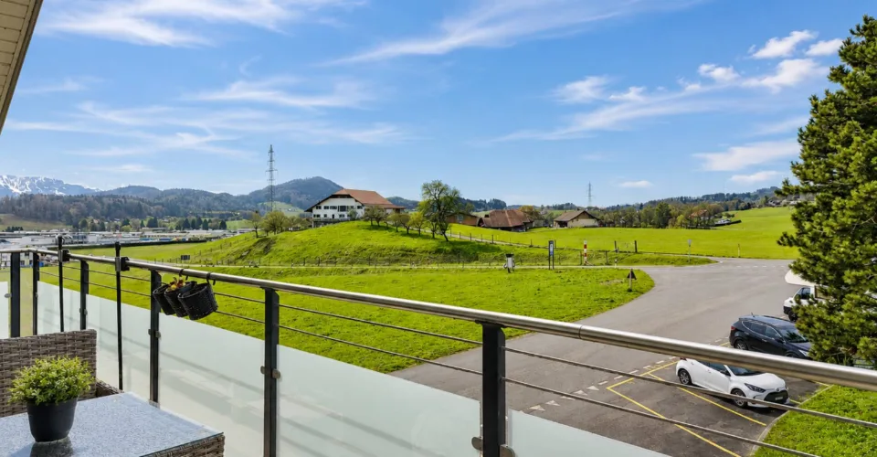 4,5 Zimmer hell mit großer Terrasse – Foto 6 von 13