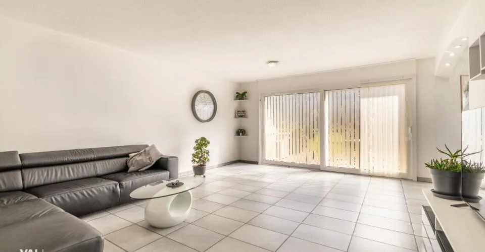 Wohnen mit Platz und Ruhe: Familienhaus in Niedergampel – photo 2 sur 13
