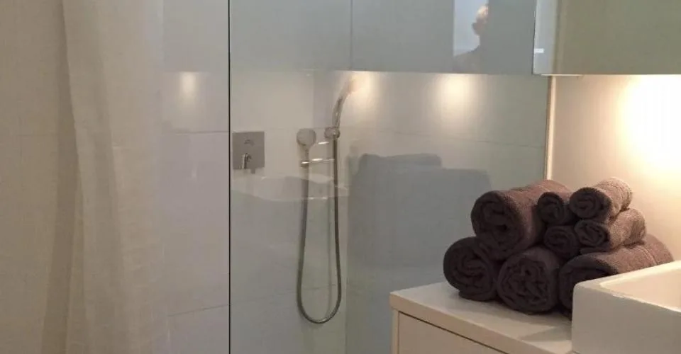 Appartement rénové et meublé, avec service – Foto 9 von 10