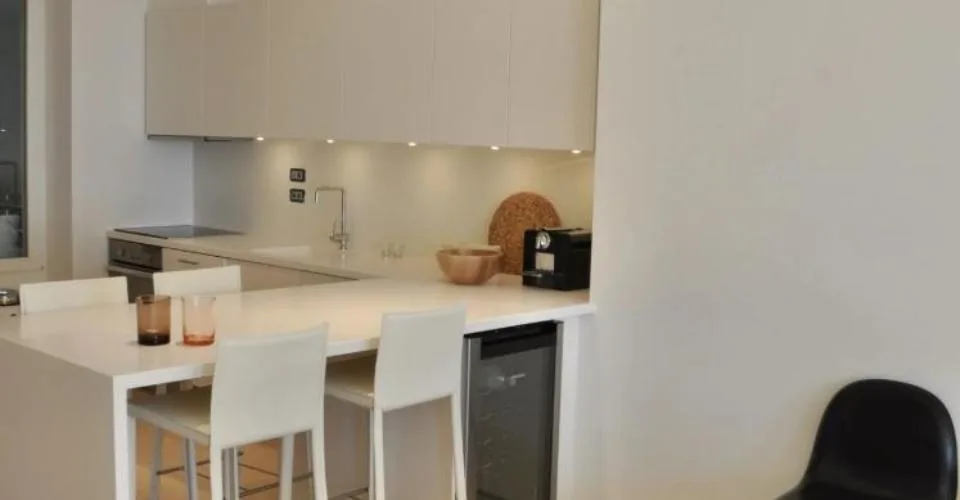 Appartement rénové et meublé, avec service – Foto 6 von 10