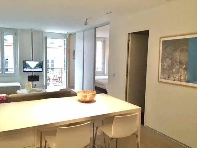 Appartement rénové et meublé, avec service – Foto 5 von 10