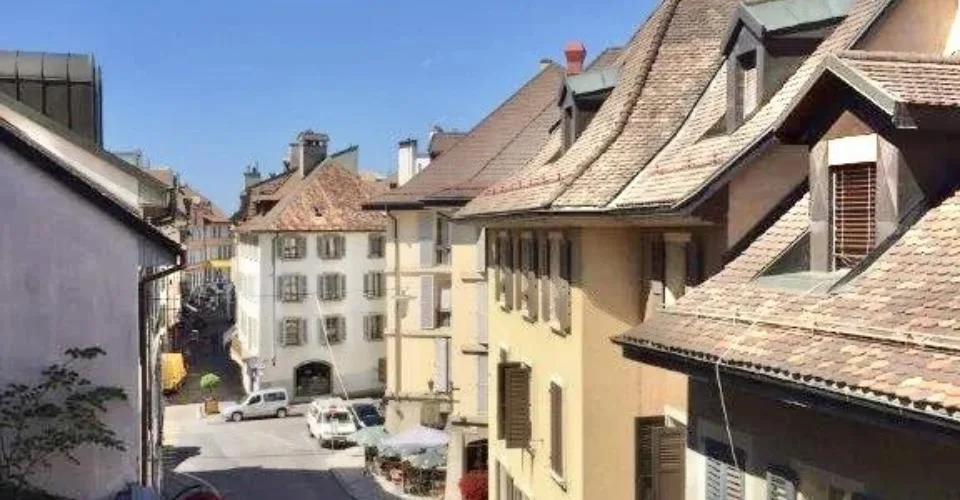 Appartement rénové et meublé, avec service – Foto 3 von 10