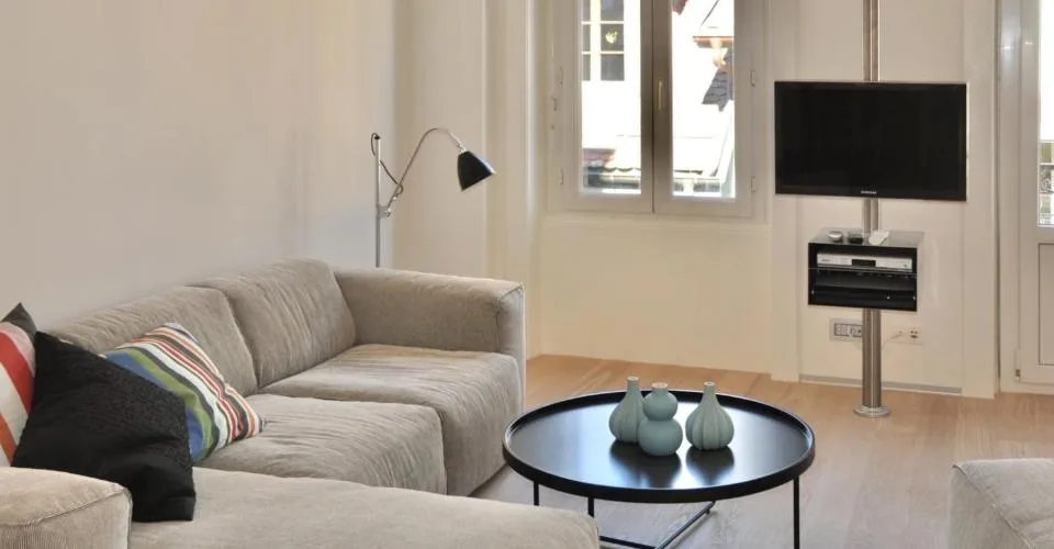 Appartement rénové et meublé, avec service – Foto 4 von 10