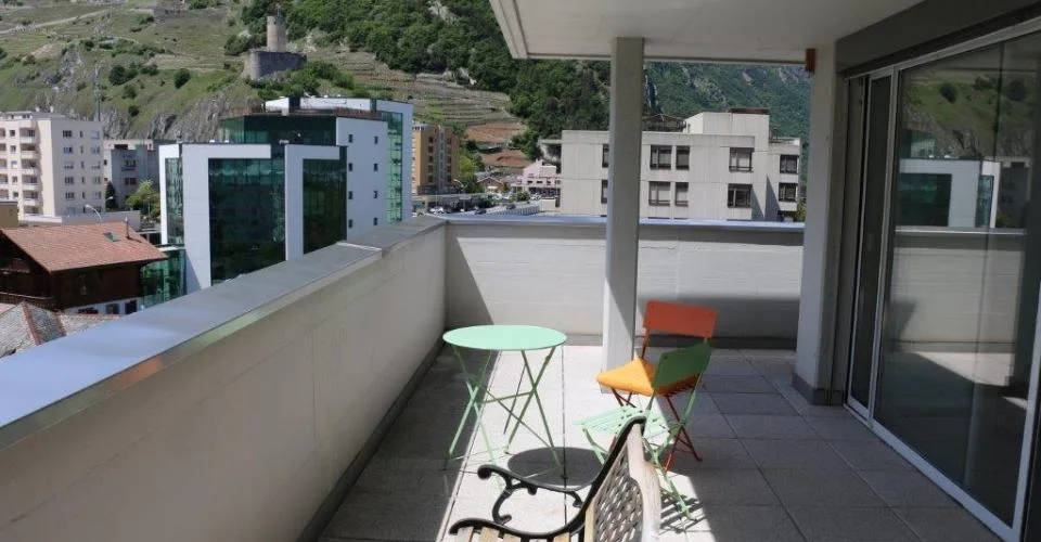 A louer à Martigny, à côté de la Gare, bel attique 2.5 pces – photo 2 sur 9